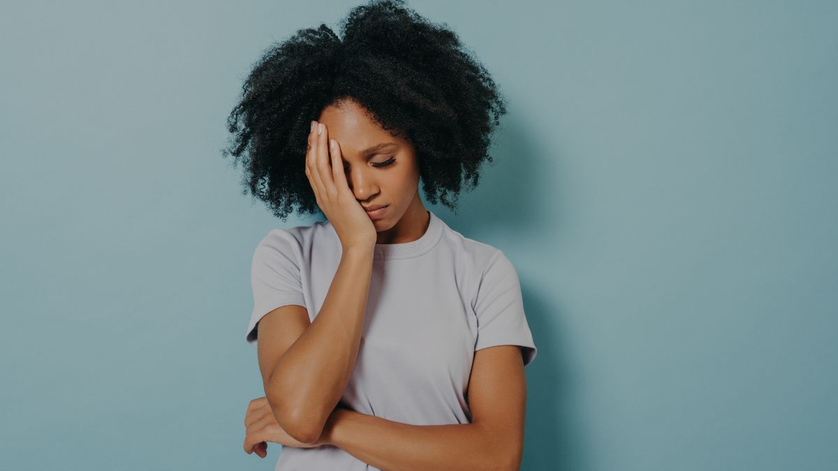 ### Points clés - Le licenciement pour insuffisance professionnelle semble être une rupture du contrat de travail justifiée par l'incapacité du salarié à exécuter ses tâches de manière satisfaisante, selon le droit français. - La procédure doit respecter des étapes strictes, et l'employeur doit prouver une cause réelle et sérieuse, ce qui peut être sujet à débat en cas de contestation. - Les salariés ont des droits, notamment des indemnités et la possibilité de contester, ce qui reflète une complexité dans l'application de cette mesure. ### Définition et contexte Le licenciement pour insuffisance professionnelle concerne les cas où un salarié ne parvient pas à remplir ses obligations professionnelles, comme des erreurs répétées ou un manque de compétences, sans que cela soit considéré comme une faute disciplinaire. Cela diffère d'un licenciement pour insuffisance de résultats, qui porte sur l'échec à atteindre des objectifs quantifiés. ### Procédure et droits L'employeur doit suivre une procédure formelle, incluant un avertissement, un entretien préalable et une notification par lettre recommandée. Le salarié a droit à des indemnités (licenciement, préavis, congés payés) et peut contester la décision devant le Conseil de prud'hommes, notamment s'il estime que l'employeur n'a pas respecté ses obligations, comme fournir une formation adéquate. ### Exemples et controverses Des cas jurisprudentiels montrent que des erreurs liées à des changements de logiciels ou à des tâches hors qualification ne justifient pas toujours ce type de licenciement, ce qui peut créer des divergences d'interprétation entre employeurs et salariés. Pour plus d'informations, consultez : - [Service-Public.fr - Licenciement pour motif personnel](https://www.service-public.fr/particuliers/vosdroits/F2835) - [Cadremploi - Licenciement pour insuffisance professionnelle](https://www.cadremploi.fr/editorial/conseils/droit-du-travail/licenciement-pour-insuffisance-professionnelle) --- ### Note détaillée : Analyse approfondie du licenciement pour insuffisance professionnelle Cette section vise à fournir une analyse exhaustive du licenciement pour insuffisance professionnelle en droit du travail français, en s'appuyant sur des sources officielles, des jurisprudences et des guides pratiques. Elle inclut tous les aspects mentionnés dans les recherches, avec une structure claire pour faciliter la compréhension. #### Introduction Le licenciement pour insuffisance professionnelle est une mesure légale permettant à un employeur de mettre fin au contrat de travail d'un salarié en raison de son incapacité à exécuter ses tâches de manière satisfaisante, sans que cela soit lié à une faute disciplinaire. Cette notion, distincte d'autres motifs comme l'insuffisance de résultats ou l'inaptitude physique, est encadrée par le Code du travail et la jurisprudence, et elle soulève des enjeux importants pour les employeurs et les salariés. #### Définition et portée L'insuffisance professionnelle se définit comme l'incapacité objective et durable d'un salarié à exécuter de façon satisfaisante un emploi correspondant à sa qualification. Elle peut inclure : - Des lacunes de compétences, rendant le salarié incapable de répondre à ses missions. - Des erreurs répétées, un travail inexploitable, ou des problèmes de qualité, ponctualité ou organisation. Selon les sources consultées, comme Cadremploi et LegalPlace, cette insuffisance doit être distinguée de l'insuffisance de résultats, qui concerne l'échec à atteindre des objectifs quantifiés. Par exemple, un salarié peut être compétent mais ne pas atteindre des objectifs fixés, ce qui relève d'une autre catégorie. La jurisprudence, notamment la Cour de cassation (Soc. 14 nov. 2000, no 98-42.371 P), exige que, pour l'insuffisance de résultats, l'employeur prouve une faute du salarié pour justifier une cause réelle et sérieuse. #### Conditions légales et obligations de l'employeur Pour qu'un licenciement pour insuffisance professionnelle soit valide, l'employeur doit démontrer : - **Des faits réels, précis et vérifiables** : Par exemple, des absences injustifiées, des erreurs documentées, ou des performances mesurables. - **Une gravité suffisante** : L'insuffisance doit perturber le fonctionnement de l'entreprise, comme nuire à des projets en cours. - **L'imputabilité au salarié** : L'insuffisance ne doit pas résulter d'un manquement de l'employeur, comme un manque de formation ou un environnement de travail inadéquat. L'employeur a également des obligations légales, notamment : - **L'obligation d'adaptation** : Selon l'Article L6321-1 du Code du travail, l'employeur doit fournir les moyens nécessaires pour que le salarié s'adapte à l'évolution de son poste, y compris via des formations. - **Avertissements préalables** : Avant de procéder au licenciement, l'employeur doit avertir le salarié de ses insuffisances et lui donner une chance de s'améliorer, comme le souligne LegalPlace. Des cas jurisprudentiels illustrent ces conditions. Par exemple, la Cour de cassation (Soc. 10 oct. 1984) a jugé qu'un employeur ne peut licencier pour insuffisance professionnelle s'il était conscient des limites de compétences du salarié au moment de l'embauche sans raison sérieuse. De même, des erreurs liées à l'adoption d'un nouveau logiciel (Soc. 21 oct. 1998) ou à des tâches hors qualification (Soc. 2 févr. 1999) ne suffisent pas à justifier un tel licenciement. #### Cas exclus du licenciement pour insuffisance professionnelle Certaines situations ne permettent pas de recourir à ce motif, notamment : - Si l'insuffisance est due à d'autres employés ou à l'employeur (par exemple, manque de formation, charge de travail excessive, environnement de travail défavorable). - Si le problème est temporaire et non durable. - Si le salarié est inapte pour des raisons médicales, ce qui relève d'une procédure spécifique d'inaptitude (voir Cadremploi pour plus de détails : https://www.cadremploi.fr/editorial/conseils/droit-du-travail/licenciement-pour-inaptitude-professionnelle). - Si les faits relèvent d'une faute professionnelle, justifiant un licenciement disciplinaire. #### Procédure de licenciement La procédure doit être rigoureusement suivie pour éviter toute irrégularité, sous peine de contestation devant le Conseil de prud'hommes. Voici les étapes détaillées, basées sur les informations de Cadremploi et LegalPlace : | **Étape** | **Détails** | |-------------------------------|-------------------------------------------------------------------------------------------------| | **Avertissement** | L'employeur doit informer le salarié de ses insuffisances et lui donner une chance de s'améliorer. | | **Convocation à l'entretien préalable** | Envoyée par lettre recommandée avec accusé de réception, reçue au moins 5 jours ouvrables avant, mentionnant le droit à assistance. | | **Entretien préalable** | L'employeur expose les raisons, écoute le salarié, qui peut se défendre ou proposer des solutions. L'absence du salarié n'empêche pas la procédure. | | **Notification du licenciement** | Par lettre recommandée avec accusé de réception, au moins 2 jours après l'entretien, sans délai maximal. Doit préciser les motifs exacts. | | **Demande de précision** | Le salarié peut demander des clarifications dans les 15 jours (par AR ou remise contre récépissé), l'employeur répondant dans les 15 jours. | | **Période de préavis** | Durée déterminée par la convention collective, le contrat ou la loi (1 mois pour 6 mois-2 ans d'ancienneté, 2 mois au-delà). Peut être dispensé, avec paiement d'une indemnité compensatrice. | | **Fin du contrat** | Le contrat se termine à la fin du préavis ou à la date de notification si préavis totalement dispensé. Documents fournis : Attestation France Travail, Certificat de travail, Reçu pour solde de tout compte, Récapitulatif de l'épargne salariale. | #### Droits et indemnités du salarié Le salarié licencié pour insuffisance professionnelle bénéficie de plusieurs droits financiers, comme détaillé dans les sources consultées : | **Type d'indemnité** | **Détails** | |------------------------------------------|-------------------------------------------------------------------------------------------------| | **Indemnité de licenciement** | Légale ou conventionnelle, calculée selon l'ancienneté (Article L1234-9 du Code du travail), sauf exclusions par convention collective. | | **Indemnité compensatrice de préavis** | Versée si le préavis est dispensé, à la demande de l'employeur, sans obligation de demande du salarié. | | **Indemnité de congés payés** | Pour les jours de congés non pris, conformément à la législation. | | **Allocations chômage** | Le salarié peut percevoir des allocations chômage s'il remplit les conditions d'éligibilité auprès de France Travail, l'insuffisance professionnelle n'étant pas une faute grave. | #### Contestation et défense Le salarié peut contester le licenciement s'il estime qu'il est injustifié ou que la procédure n'a pas été respectée. Les moyens de défense incluent : - Prouver que l'insuffisance est due à un manque de formation, à une mauvaise gestion ou à une inaptitude médicale. - Contester la validité des preuves fournies par l'employeur, qui doivent être objectives, précises et vérifiables. - Souligner que l'employeur n'a pas respecté ses obligations, comme l'adaptation du poste ou la fourniture de moyens nécessaires. La contestation se fait auprès du Conseil de prud'hommes dans un délai de 12 mois à compter de la notification du licenciement. Si la procédure est irrégulière, le salarié peut obtenir une indemnité équivalente à un mois de salaire. S'il n'y a pas de cause réelle et sérieuse, l'indemnité varie selon l'ancienneté. #### Controverses et enjeux Cette mesure peut être controversée, notamment lorsque les employeurs l'utilisent de manière abusive pour se séparer de salariés, comme le souligne le cabinet Darmendrail-Santi Avocats. Les salariés peuvent estimer que l'employeur n'a pas rempli ses obligations, tandis que les employeurs peuvent arguer de la nécessité de maintenir la performance de l'entreprise. La jurisprudence joue un rôle clé pour clarifier ces cas, comme illustré par les décisions de la Cour de cassation mentionnées. #### Conclusion Le licenciement pour insuffisance professionnelle est une procédure complexe, encadrée par des obligations légales strictes pour l'employeur et des droits importants pour le salarié. Il nécessite une documentation rigoureuse et une application respectueuse des lois pour éviter les contestations. Les salariés disposent de moyens de défense solides, notamment via le Conseil de prud'hommes, et peuvent bénéficier de compensations financières significatives. Pour une assistance juridique, des ressources comme Service-Public.fr, Cadremploi et LegalPlace offrent des guides détaillés et des modèles de lettres. **Ressources complémentaires :** - [Service-Public.fr - Licenciement pour motif personnel](https://www.service-public.fr/particuliers/vosdroits/F2835) - [Cadremploi - Licenciement pour insuffisance professionnelle](https://www.cadremploi.fr/editorial/conseils/droit-du-travail/licenciement-pour-insuffisance-professionnelle) - [LegalPlace - Guide sur le licenciement](https://www.legalplace.fr/guides/licenciement-pour-insuffisance-professionnelle/)