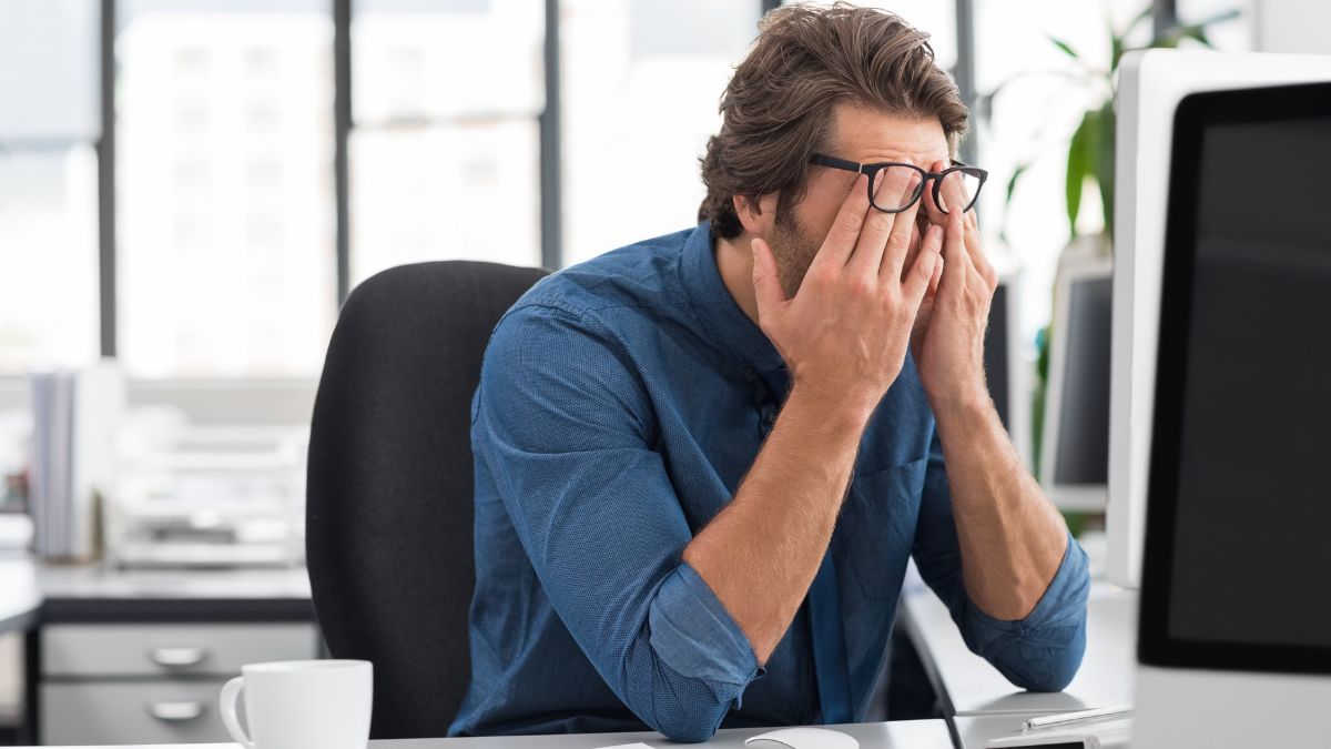 ### Points clés - Le licenciement pour insuffisance professionnelle semble être une rupture du contrat de travail justifiée par l'incapacité du salarié à exécuter ses tâches de manière satisfaisante, selon le droit français. - La procédure doit respecter des étapes strictes, et l'employeur doit prouver une cause réelle et sérieuse, ce qui peut être sujet à débat en cas de contestation. - Les salariés ont des droits, notamment des indemnités et la possibilité de contester, ce qui reflète une complexité dans l'application de cette mesure. ### Définition et contexte Le licenciement pour insuffisance professionnelle concerne les cas où un salarié ne parvient pas à remplir ses obligations professionnelles, comme des erreurs répétées ou un manque de compétences, sans que cela soit considéré comme une faute disciplinaire. Cela diffère d'un licenciement pour insuffisance de résultats, qui porte sur l'échec à atteindre des objectifs quantifiés. ### Procédure et droits L'employeur doit suivre une procédure formelle, incluant un avertissement, un entretien préalable et une notification par lettre recommandée. Le salarié a droit à des indemnités (licenciement, préavis, congés payés) et peut contester la décision devant le Conseil de prud'hommes, notamment s'il estime que l'employeur n'a pas respecté ses obligations, comme fournir une formation adéquate. ### Exemples et controverses Des cas jurisprudentiels montrent que des erreurs liées à des changements de logiciels ou à des tâches hors qualification ne justifient pas toujours ce type de licenciement, ce qui peut créer des divergences d'interprétation entre employeurs et salariés. Pour plus d'informations, consultez : - [Service-Public.fr - Licenciement pour motif personnel](https://www.service-public.fr/particuliers/vosdroits/F2835) - [Cadremploi - Licenciement pour insuffisance professionnelle](https://www.cadremploi.fr/editorial/conseils/droit-du-travail/licenciement-pour-insuffisance-professionnelle) --- ### Note détaillée : Analyse approfondie du licenciement pour insuffisance professionnelle Cette section vise à fournir une analyse exhaustive du licenciement pour insuffisance professionnelle en droit du travail français, en s'appuyant sur des sources officielles, des jurisprudences et des guides pratiques. Elle inclut tous les aspects mentionnés dans les recherches, avec une structure claire pour faciliter la compréhension. #### Introduction Le licenciement pour insuffisance professionnelle est une mesure légale permettant à un employeur de mettre fin au contrat de travail d'un salarié en raison de son incapacité à exécuter ses tâches de manière satisfaisante, sans que cela soit lié à une faute disciplinaire. Cette notion, distincte d'autres motifs comme l'insuffisance de résultats ou l'inaptitude physique, est encadrée par le Code du travail et la jurisprudence, et elle soulève des enjeux importants pour les employeurs et les salariés. #### Définition et portée L'insuffisance professionnelle se définit comme l'incapacité objective et durable d'un salarié à exécuter de façon satisfaisante un emploi correspondant à sa qualification. Elle peut inclure : - Des lacunes de compétences, rendant le salarié incapable de répondre à ses missions. - Des erreurs répétées, un travail inexploitable, ou des problèmes de qualité, ponctualité ou organisation. Selon les sources consultées, comme Cadremploi et LegalPlace, cette insuffisance doit être distinguée de l'insuffisance de résultats, qui concerne l'échec à atteindre des objectifs quantifiés. Par exemple, un salarié peut être compétent mais ne pas atteindre des objectifs fixés, ce qui relève d'une autre catégorie. La jurisprudence, notamment la Cour de cassation (Soc. 14 nov. 2000, no 98-42.371 P), exige que, pour l'insuffisance de résultats, l'employeur prouve une faute du salarié pour justifier une cause réelle et sérieuse. #### Conditions légales et obligations de l'employeur Pour qu'un licenciement pour insuffisance professionnelle soit valide, l'employeur doit démontrer : - **Des faits réels, précis et vérifiables** : Par exemple, des absences injustifiées, des erreurs documentées, ou des performances mesurables. - **Une gravité suffisante** : L'insuffisance doit perturber le fonctionnement de l'entreprise, comme nuire à des projets en cours. - **L'imputabilité au salarié** : L'insuffisance ne doit pas résulter d'un manquement de l'employeur, comme un manque de formation ou un environnement de travail inadéquat. L'employeur a également des obligations légales, notamment : - **L'obligation d'adaptation** : Selon l'Article L6321-1 du Code du travail, l'employeur doit fournir les moyens nécessaires pour que le salarié s'adapte à l'évolution de son poste, y compris via des formations. - **Avertissements préalables** : Avant de procéder au licenciement, l'employeur doit avertir le salarié de ses insuffisances et lui donner une chance de s'améliorer, comme le souligne LegalPlace. Des cas jurisprudentiels illustrent ces conditions. Par exemple, la Cour de cassation (Soc. 10 oct. 1984) a jugé qu'un employeur ne peut licencier pour insuffisance professionnelle s'il était conscient des limites de compétences du salarié au moment de l'embauche sans raison sérieuse. De même, des erreurs liées à l'adoption d'un nouveau logiciel (Soc. 21 oct. 1998) ou à des tâches hors qualification (Soc. 2 févr. 1999) ne suffisent pas à justifier un tel licenciement. #### Cas exclus du licenciement pour insuffisance professionnelle Certaines situations ne permettent pas de recourir à ce motif, notamment : - Si l'insuffisance est due à d'autres employés ou à l'employeur (par exemple, manque de formation, charge de travail excessive, environnement de travail défavorable). - Si le problème est temporaire et non durable. - Si le salarié est inapte pour des raisons médicales, ce qui relève d'une procédure spécifique d'inaptitude (voir Cadremploi pour plus de détails : https://www.cadremploi.fr/editorial/conseils/droit-du-travail/licenciement-pour-inaptitude-professionnelle). - Si les faits relèvent d'une faute professionnelle, justifiant un licenciement disciplinaire. #### Procédure de licenciement La procédure doit être rigoureusement suivie pour éviter toute irrégularité, sous peine de contestation devant le Conseil de prud'hommes. Voici les étapes détaillées, basées sur les informations de Cadremploi et LegalPlace : | **Étape** | **Détails** | |-------------------------------|-------------------------------------------------------------------------------------------------| | **Avertissement** | L'employeur doit informer le salarié de ses insuffisances et lui donner une chance de s'améliorer. | | **Convocation à l'entretien préalable** | Envoyée par lettre recommandée avec accusé de réception, reçue au moins 5 jours ouvrables avant, mentionnant le droit à assistance. | | **Entretien préalable** | L'employeur expose les raisons, écoute le salarié, qui peut se défendre ou proposer des solutions. L'absence du salarié n'empêche pas la procédure. | | **Notification du licenciement** | Par lettre recommandée avec accusé de réception, au moins 2 jours après l'entretien, sans délai maximal. Doit préciser les motifs exacts. | | **Demande de précision** | Le salarié peut demander des clarifications dans les 15 jours (par AR ou remise contre récépissé), l'employeur répondant dans les 15 jours. | | **Période de préavis** | Durée déterminée par la convention collective, le contrat ou la loi (1 mois pour 6 mois-2 ans d'ancienneté, 2 mois au-delà). Peut être dispensé, avec paiement d'une indemnité compensatrice. | | **Fin du contrat** | Le contrat se termine à la fin du préavis ou à la date de notification si préavis totalement dispensé. Documents fournis : Attestation France Travail, Certificat de travail, Reçu pour solde de tout compte, Récapitulatif de l'épargne salariale. | #### Droits et indemnités du salarié Le salarié licencié pour insuffisance professionnelle bénéficie de plusieurs droits financiers, comme détaillé dans les sources consultées : | **Type d'indemnité** | **Détails** | |------------------------------------------|-------------------------------------------------------------------------------------------------| | **Indemnité de licenciement** | Légale ou conventionnelle, calculée selon l'ancienneté (Article L1234-9 du Code du travail), sauf exclusions par convention collective. | | **Indemnité compensatrice de préavis** | Versée si le préavis est dispensé, à la demande de l'employeur, sans obligation de demande du salarié. | | **Indemnité de congés payés** | Pour les jours de congés non pris, conformément à la législation. | | **Allocations chômage** | Le salarié peut percevoir des allocations chômage s'il remplit les conditions d'éligibilité auprès de France Travail, l'insuffisance professionnelle n'étant pas une faute grave. | #### Contestation et défense Le salarié peut contester le licenciement s'il estime qu'il est injustifié ou que la procédure n'a pas été respectée. Les moyens de défense incluent : - Prouver que l'insuffisance est due à un manque de formation, à une mauvaise gestion ou à une inaptitude médicale. - Contester la validité des preuves fournies par l'employeur, qui doivent être objectives, précises et vérifiables. - Souligner que l'employeur n'a pas respecté ses obligations, comme l'adaptation du poste ou la fourniture de moyens nécessaires. La contestation se fait auprès du Conseil de prud'hommes dans un délai de 12 mois à compter de la notification du licenciement. Si la procédure est irrégulière, le salarié peut obtenir une indemnité équivalente à un mois de salaire. S'il n'y a pas de cause réelle et sérieuse, l'indemnité varie selon l'ancienneté. #### Controverses et enjeux Cette mesure peut être controversée, notamment lorsque les employeurs l'utilisent de manière abusive pour se séparer de salariés, comme le souligne le cabinet Darmendrail-Santi Avocats. Les salariés peuvent estimer que l'employeur n'a pas rempli ses obligations, tandis que les employeurs peuvent arguer de la nécessité de maintenir la performance de l'entreprise. La jurisprudence joue un rôle clé pour clarifier ces cas, comme illustré par les décisions de la Cour de cassation mentionnées. #### Conclusion Le licenciement pour insuffisance professionnelle est une procédure complexe, encadrée par des obligations légales strictes pour l'employeur et des droits importants pour le salarié. Il nécessite une documentation rigoureuse et une application respectueuse des lois pour éviter les contestations. Les salariés disposent de moyens de défense solides, notamment via le Conseil de prud'hommes, et peuvent bénéficier de compensations financières significatives. Pour une assistance juridique, des ressources comme Service-Public.fr, Cadremploi et LegalPlace offrent des guides détaillés et des modèles de lettres. **Ressources complémentaires :** - [Service-Public.fr - Licenciement pour motif personnel](https://www.service-public.fr/particuliers/vosdroits/F2835) - [Cadremploi - Licenciement pour insuffisance professionnelle](https://www.cadremploi.fr/editorial/conseils/droit-du-travail/licenciement-pour-insuffisance-professionnelle) - [LegalPlace - Guide sur le licenciement](https://www.legalplace.fr/guides/licenciement-pour-insuffisance-professionnelle/)